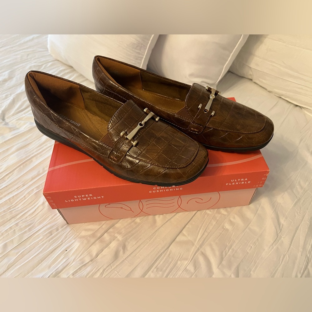 Easy Spirit Medium Brown Croc-Embossed Loafers with Gold Bit